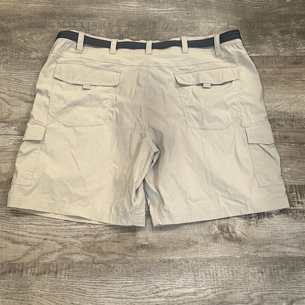 L.L. Bean Men's 2XL Beige Cargo Shorts with Belt‎